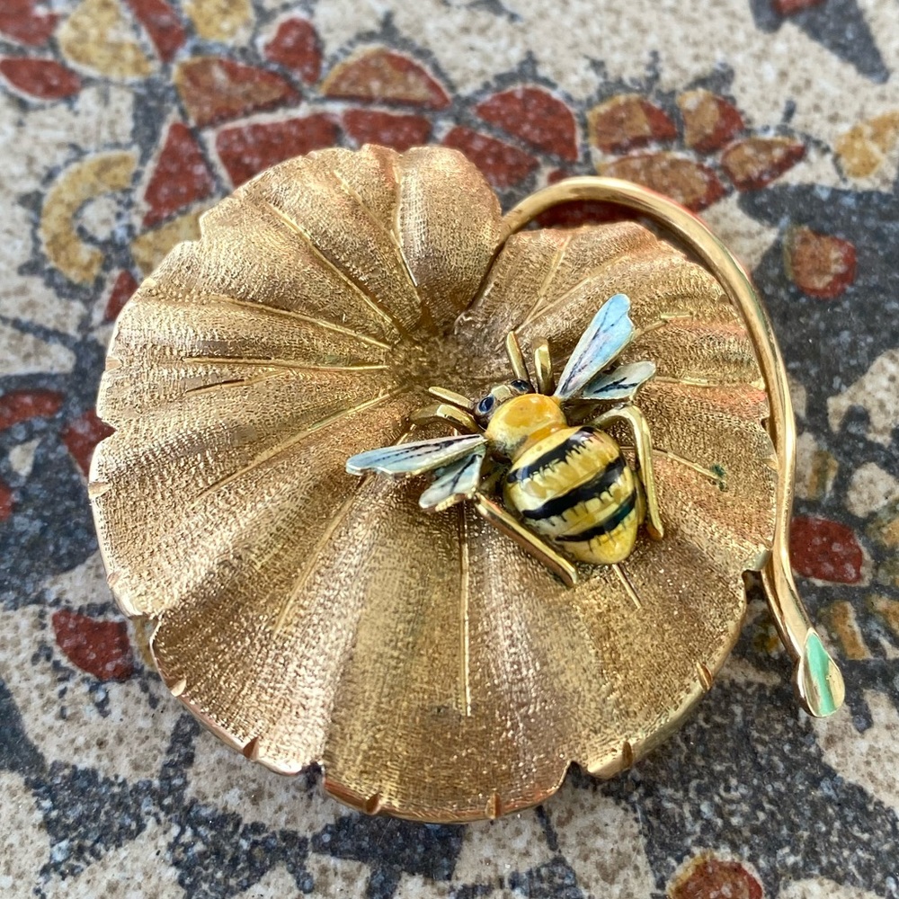 Fascinating bee brooch stamped 14K.